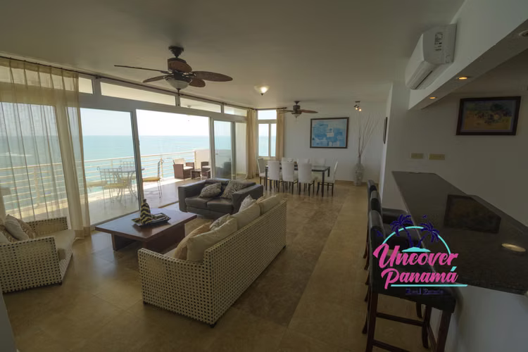 Condominio de 4 habitaciones con vista al mar en Miramar