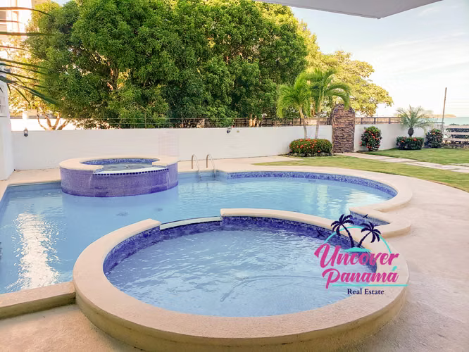 Condominio de 4 habitaciones con vista al mar en Miramar