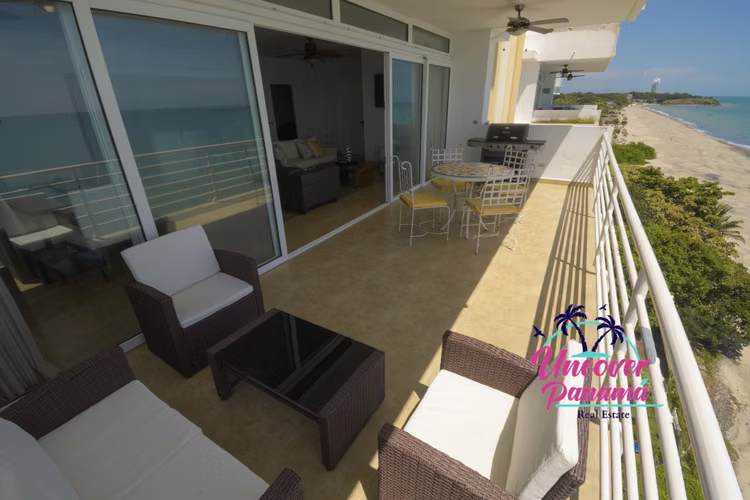 Condominio de 4 habitaciones con vista al mar en Miramar