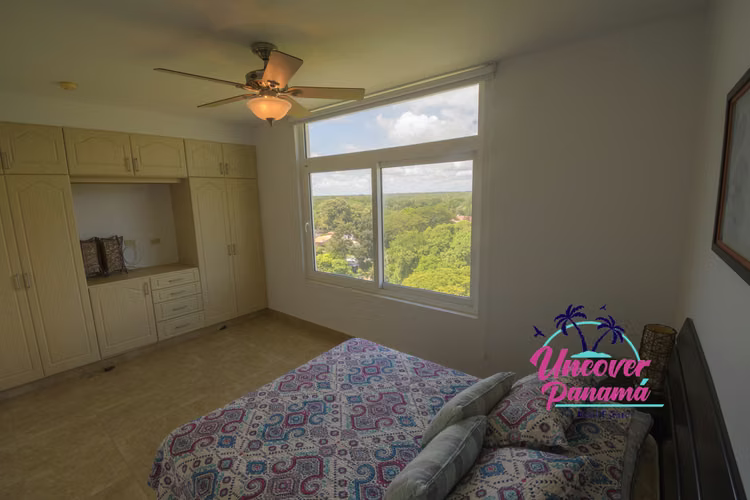Condominio de 4 habitaciones con vista al mar en Miramar