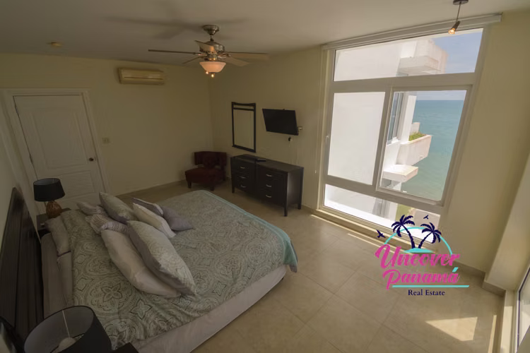 Condominio de 4 habitaciones con vista al mar en Miramar