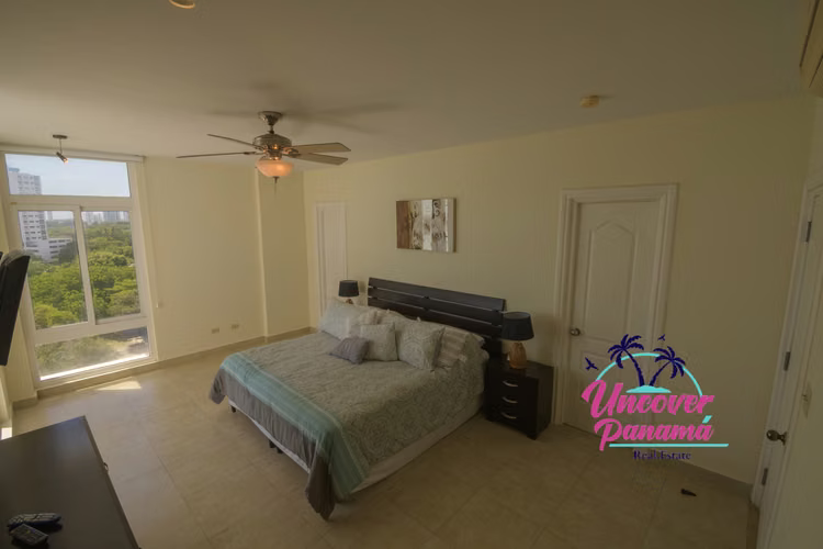 Condominio de 4 habitaciones con vista al mar en Miramar