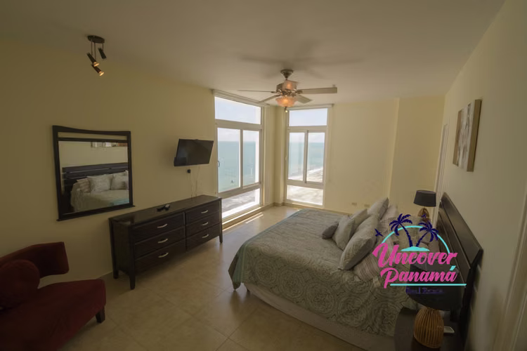 Condominio de 4 habitaciones con vista al mar en Miramar