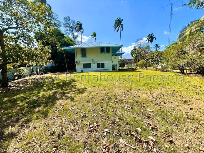 Venta de Casa Unifamiliar con 1015 m2 de Terreno en Corozal 24-7210GG