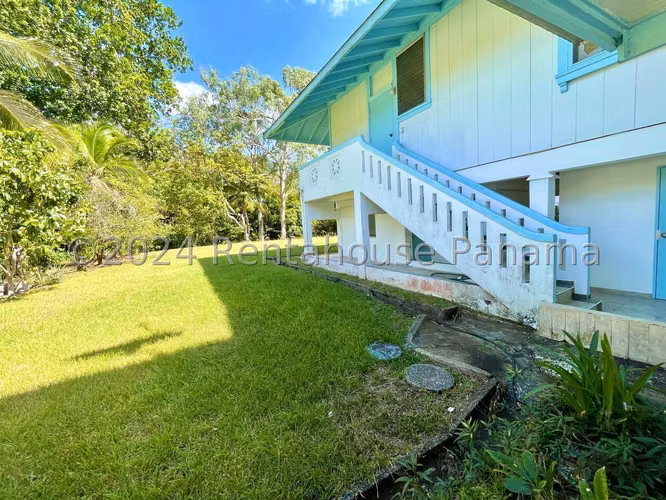 Venta de Casa Unifamiliar con 1015 m2 de Terreno en Corozal 24-7210GG