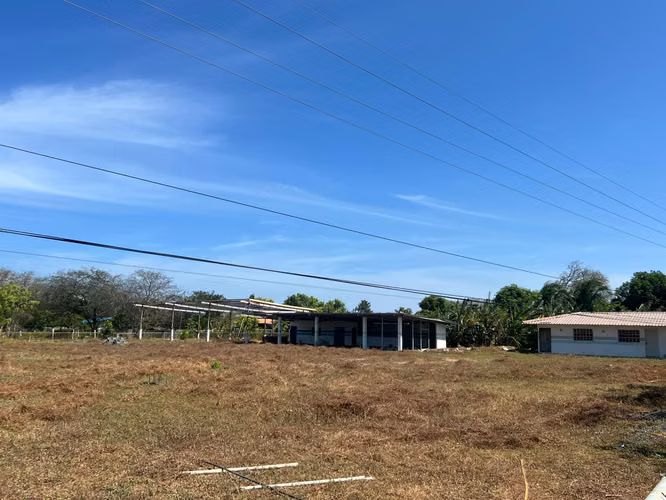 Venta de Local y Terreno en Guararé