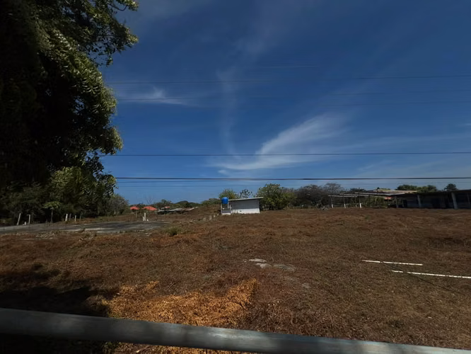 Venta de Local y Terreno en Guararé