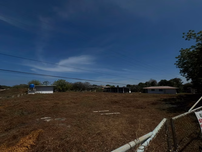 Venta de Local y Terreno en Guararé
