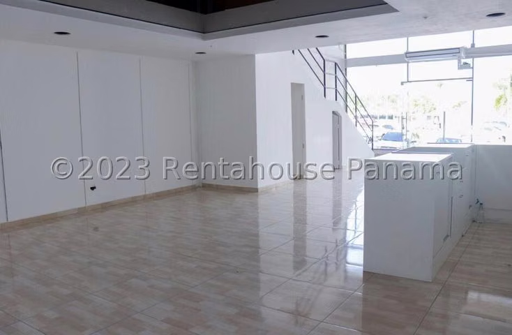 Local en Alquiler en Plaza Comercial en Chorrera. ABS