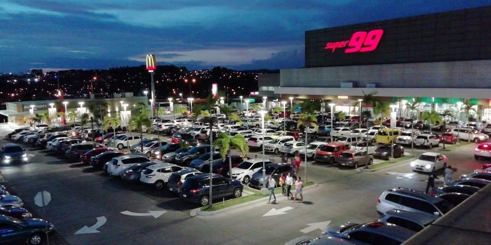 Local en Alquiler en Plaza Comercial en Chorrera. ABS