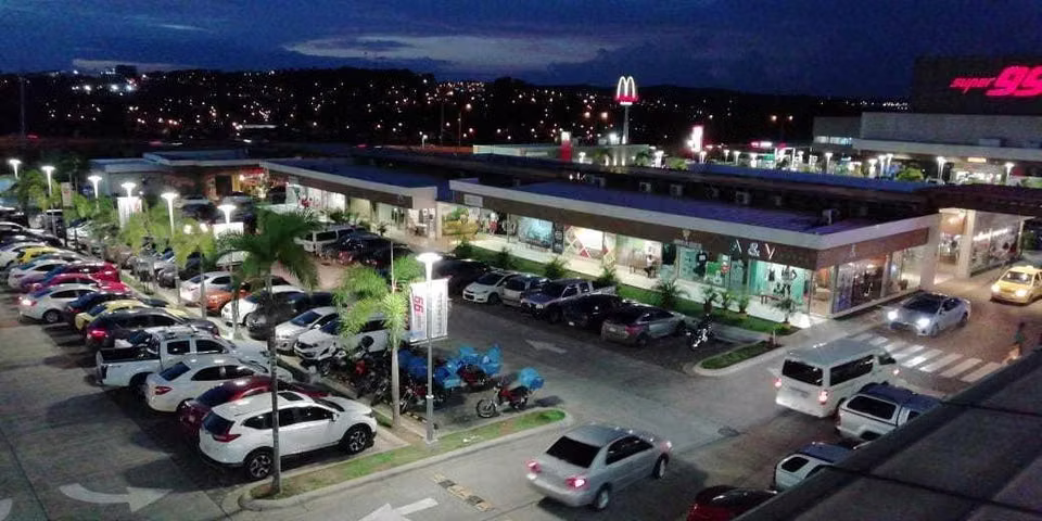 Local en Alquiler en Plaza Comercial en Chorrera. ABS