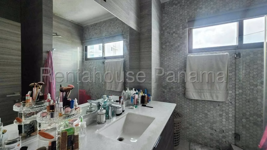 Venta de amplio apartamento de 218m² en Costa del este en PH exclusivo 26JSS2028