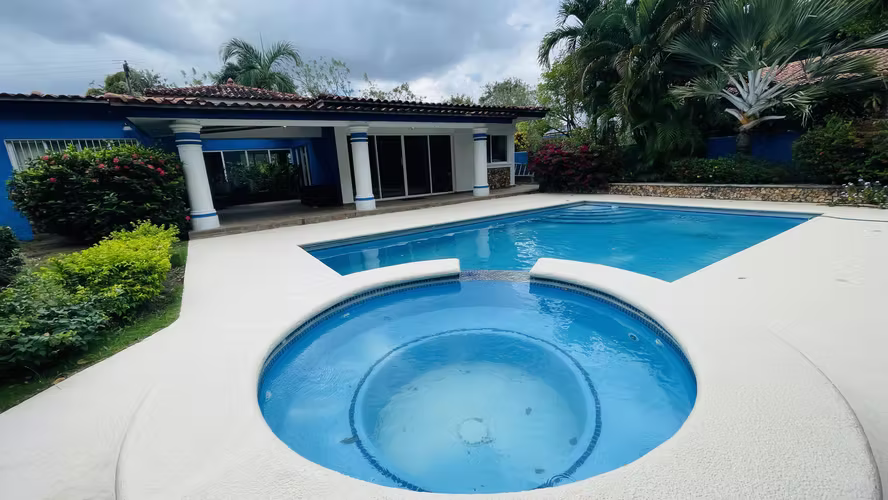 Venta de casa en Coronado Luxury Club & Golf Panamá  AK