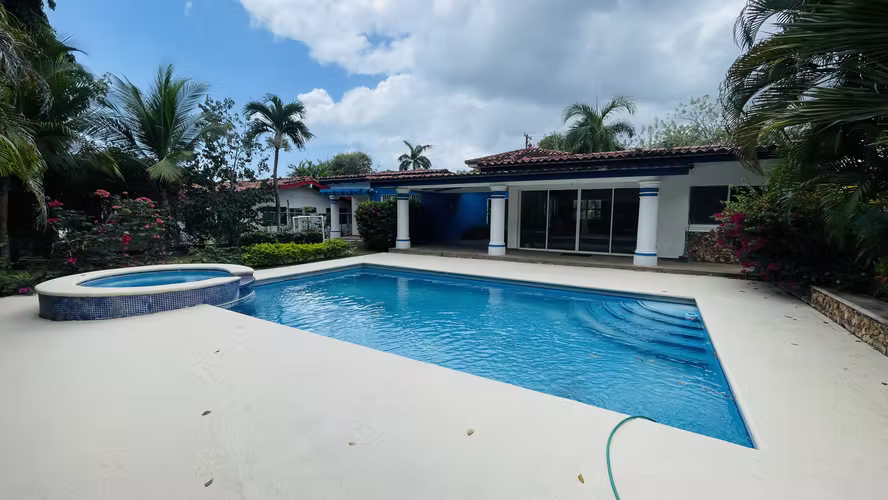 Venta de casa en Coronado Luxury Club & Golf Panamá  AK
