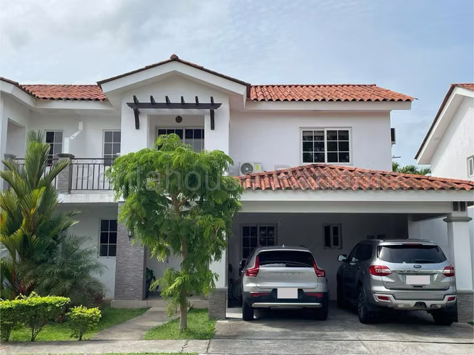  VENTA DE CASA CON PISCINA EN VERSALLES BDP