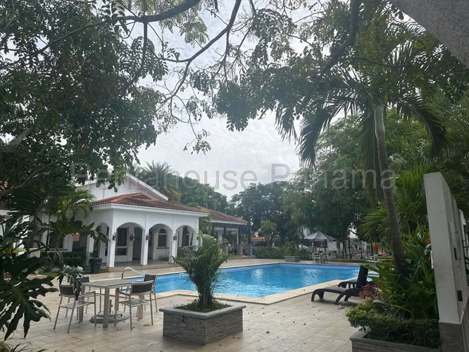  VENTA DE CASA CON PISCINA EN VERSALLES BDP