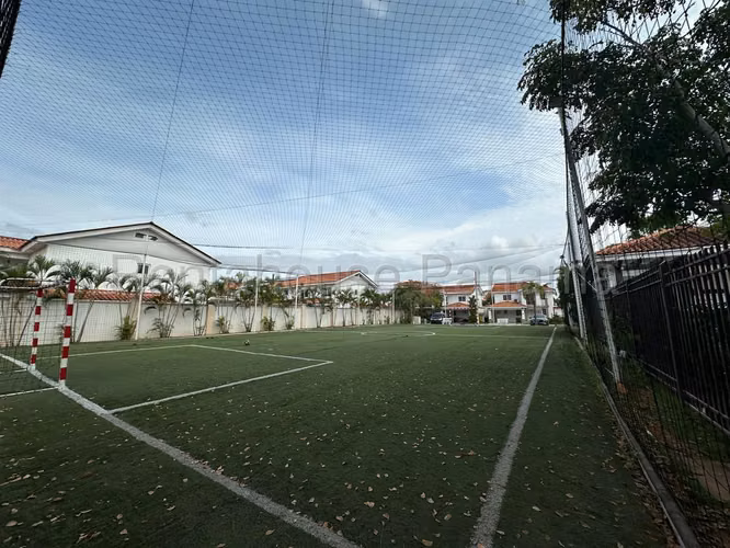  VENTA DE CASA CON PISCINA EN VERSALLES BDP