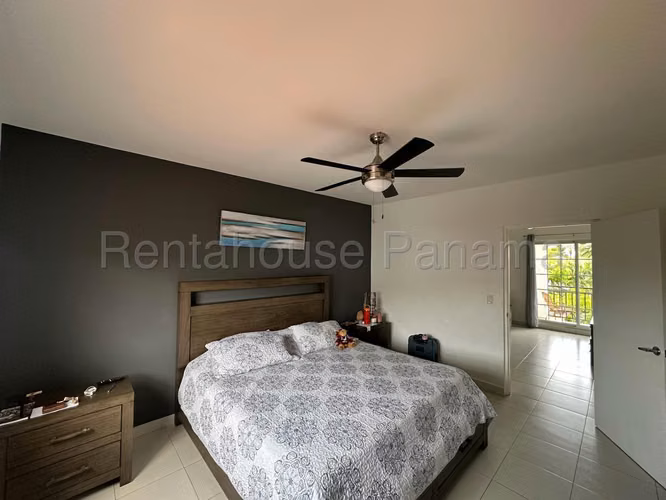  VENTA DE CASA CON PISCINA EN VERSALLES BDP