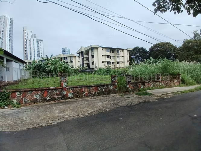 Terreno en venta en Carrasquilla cerca de Parque Omar YM