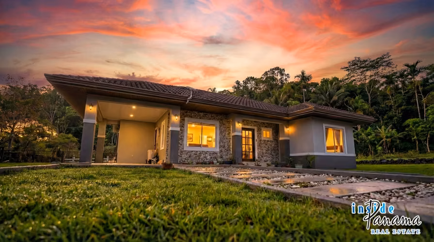 Moderna Casa Amoblada de 2 Recámaras en Boquete Canyon Village