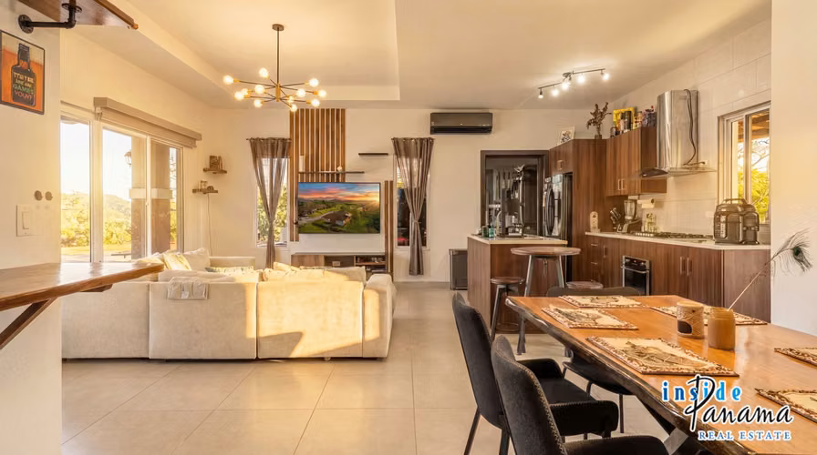 Moderna Casa Amoblada de 2 Recámaras en Boquete Canyon Village