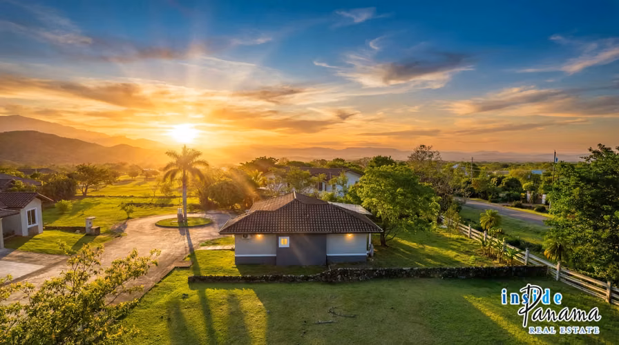 Moderna Casa Amoblada de 2 Recámaras en Boquete Canyon Village