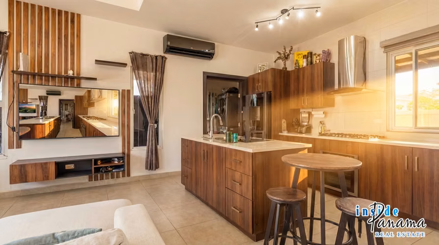 Moderna Casa Amoblada de 2 Recámaras en Boquete Canyon Village