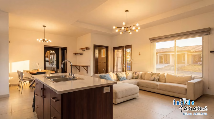 Moderna Casa Amoblada de 2 Recámaras en Boquete Canyon Village