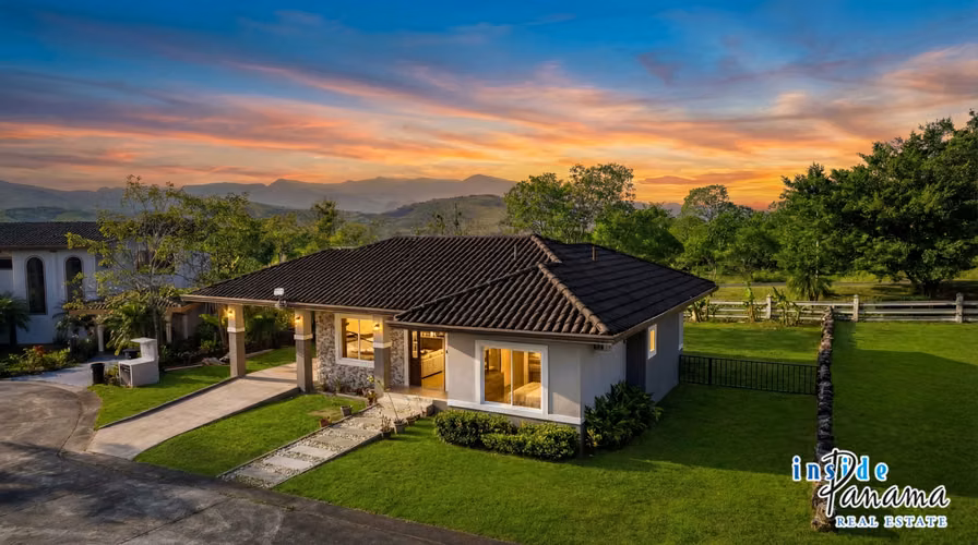 Moderna Casa Amoblada de 2 Recámaras en Boquete Canyon Village