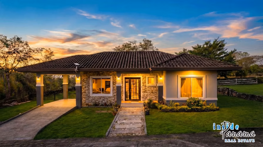 Moderna Casa Amoblada de 2 Recámaras en Boquete Canyon Village