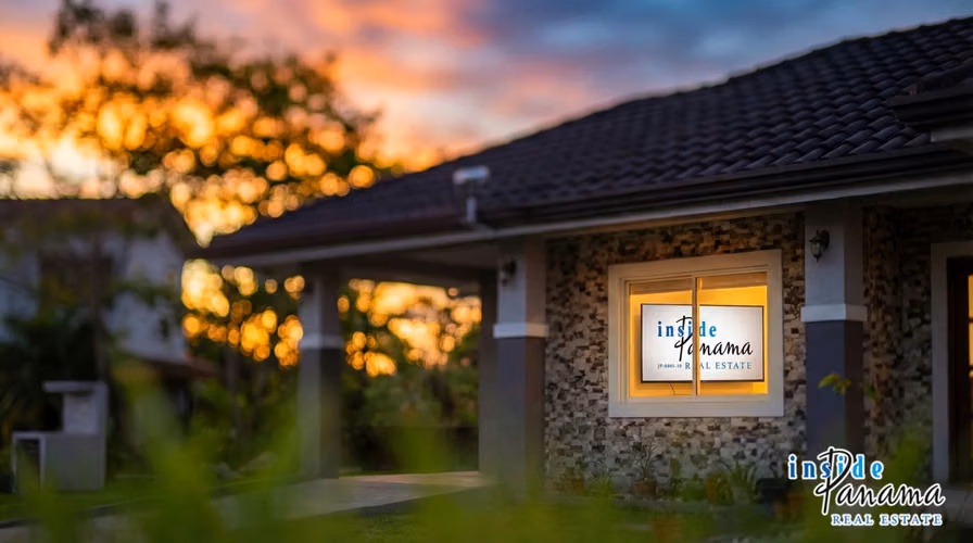 Moderna Casa Amoblada de 2 Recámaras en Boquete Canyon Village