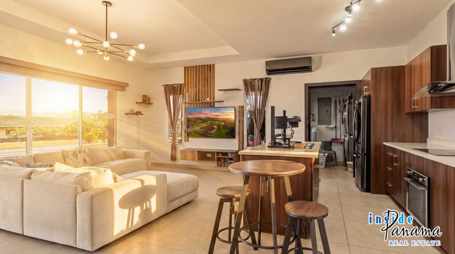 Moderna Casa Amoblada de 2 Recámaras en Boquete Canyon Village
