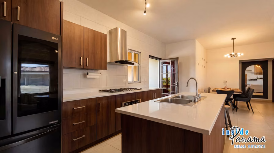 Moderna Casa Amoblada de 2 Recámaras en Boquete Canyon Village