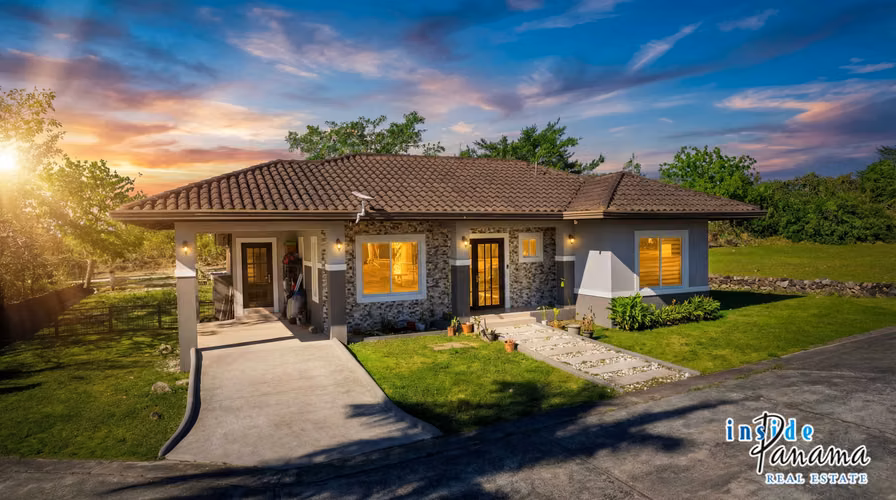 Moderna Casa Amoblada de 2 Recámaras en Boquete Canyon Village