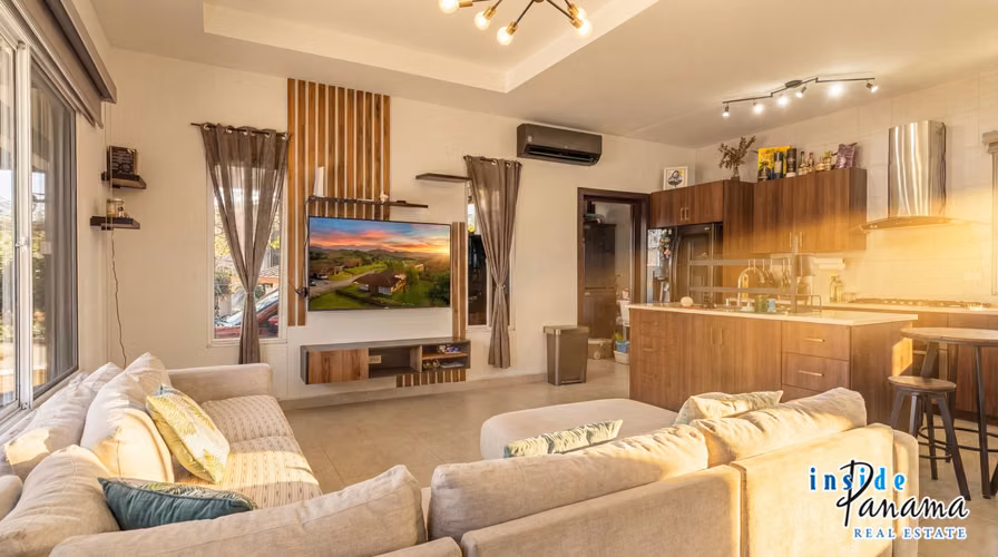 Moderna Casa Amoblada de 2 Recámaras en Boquete Canyon Village