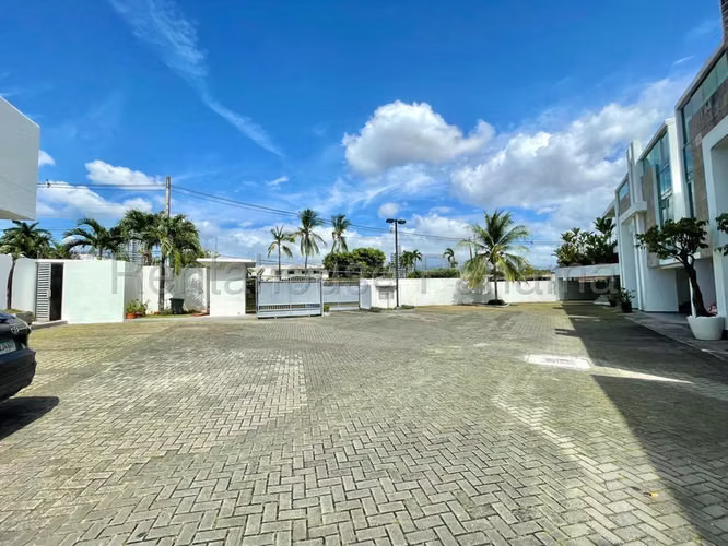 Casa en Alquiler en Altos del Golf JG