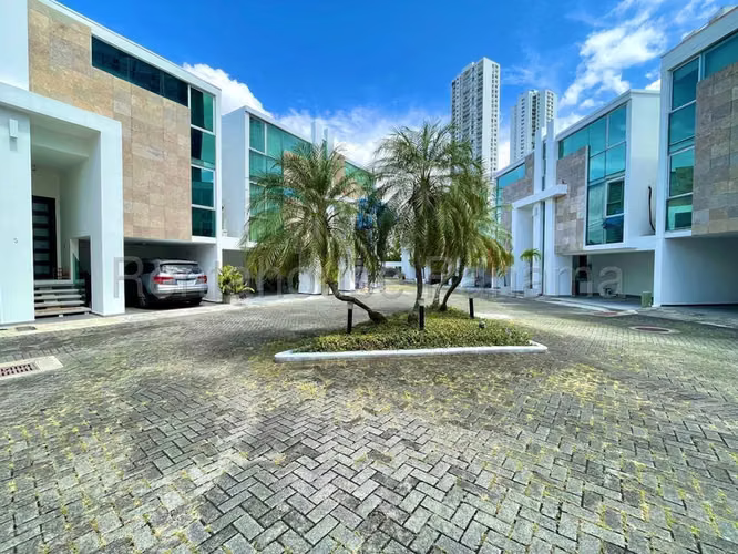 House for Rent in Altos del Golf JG