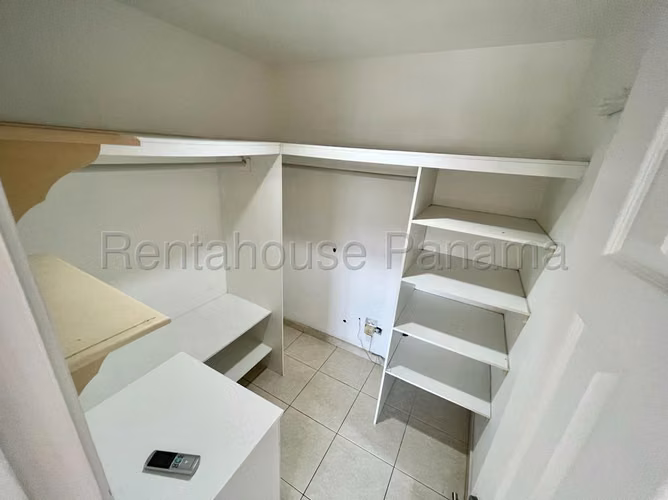 Vendo Casa Espaciosa en PH Villa De Las Azores, Villa Lucre 25-7289GG