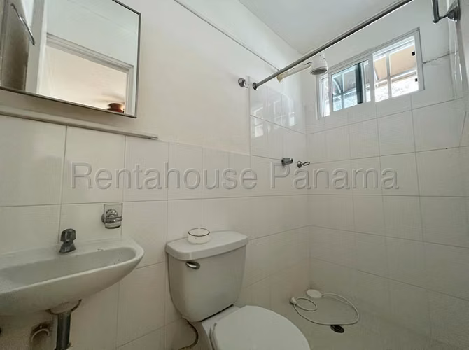 Vendo Casa Espaciosa en PH Villa De Las Azores, Villa Lucre 25-7289GG