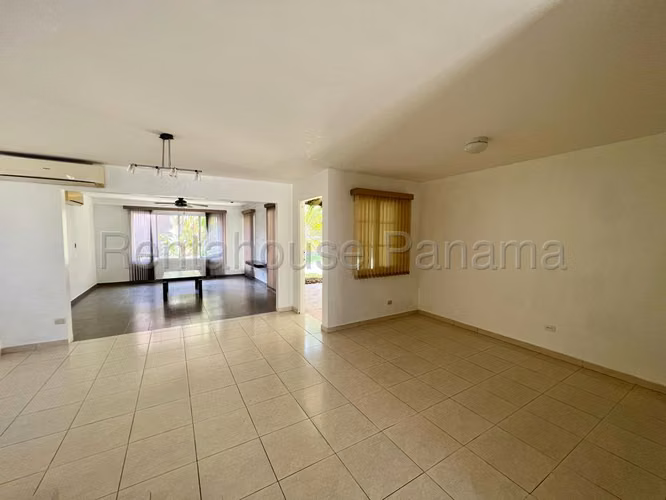Vendo Casa Espaciosa en PH Villa De Las Azores, Villa Lucre 25-7289GG