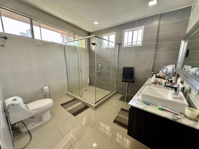 Se vende casa remodelada en El Carmen