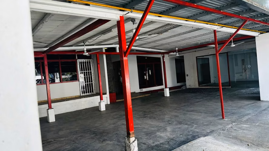 Amplio Local Comercial con Terrazas en Alquiler – San Francisco, Calle 70 - AF