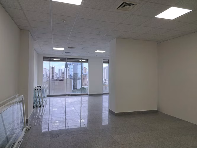 SE VENDE OFICINA EN EL EDIFICIO EL "TORNILLO" (F&F / REVOLUTION)