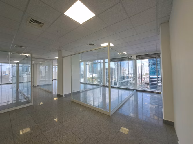 SE VENDE OFICINA EN EL EDIFICIO EL "TORNILLO" (F&F / REVOLUTION)