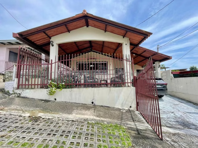 Selling Spacious House in La Gloria, Betania 26-2465GG