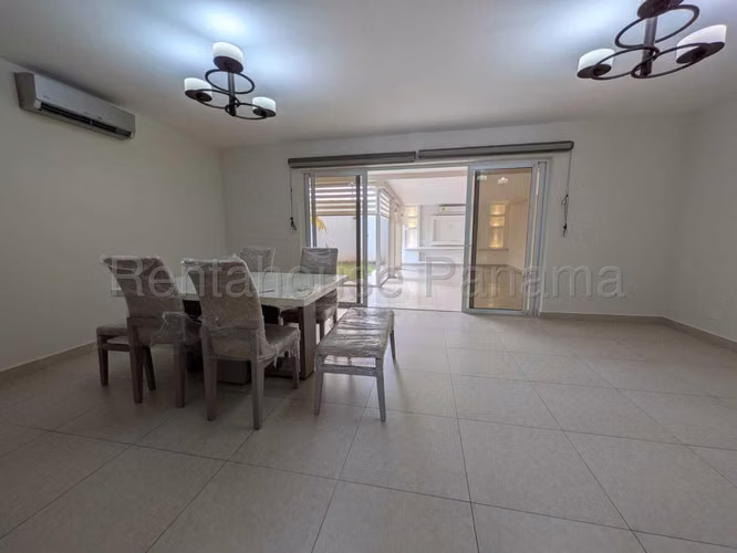 Venta de casa en Versalles AK - Imagen 3