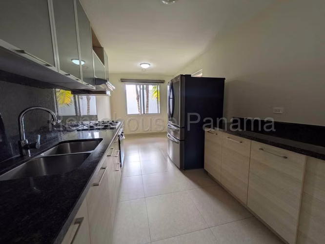 Venta de casa en Versalles AK - Imagen 4