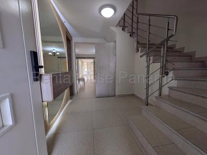 Venta de casa en Versalles AK - Imagen 2