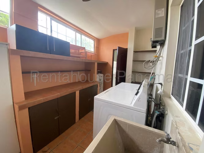 Vendo Casa Espaciosa en Villa Valencia, Costa Sur 26-5991GG