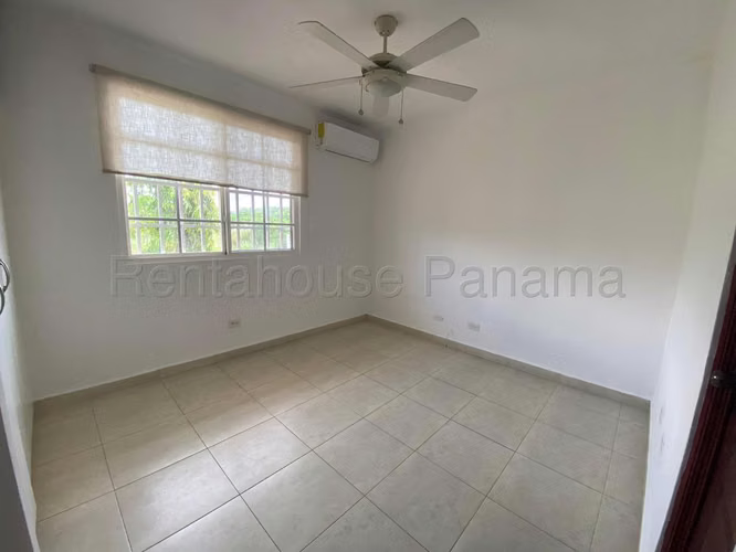 Vendo Casa Espaciosa en Villa Valencia, Costa Sur 26-5991GG